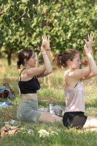 Yoga und Brunch im Obstgarten mit Vicky Schreiber unter den Marillenbäumen